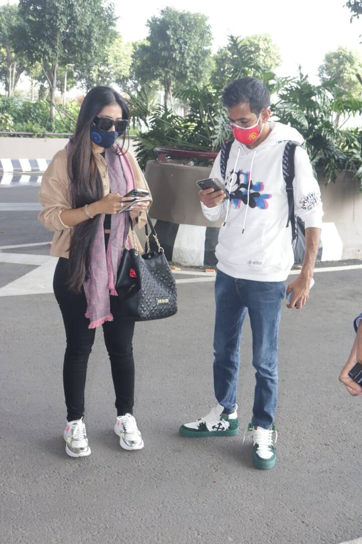 कोरोना वायरस से बचाव के कारण दोनों ने अपने चेहरो पर मास्क लगाया हुआ था.