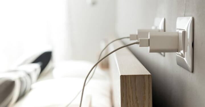 ਲੋੜ ਨਾਲ ਜ਼ਿਆਦਾ ਚਾਰਜਿੰਗ: ਲੋੜ ਪੈਣ 'ਤੇ ਹੀ ਮੋਬਾਈਲ ਚਾਰਜ ਕਰੋ। ਜਦੋਂ ਬੈਟਰੀ 50-60 ਫੀਸਦੀ ਹੋਵੇ ਤਾਂ ਮੋਬਾਈਲ ਨੂੰ ਚਾਰਜ ਨਾ ਕਰੋ। ਅਜਿਹਾ ਕਰਨ ਨਾਲ ਬੈਟਰੀ 'ਤੇ ਦਬਾਅ ਪੈਂਦਾ ਹੈ ਅਤੇ ਬੈਟਰੀ ਦੇ ਖਰਾਬ ਹੋਣ ਜਾਂ ਧਮਾਕੇ ਹੋਣ ਦੀ ਸੰਭਾਵਨਾ ਵੱਧ ਜਾਂਦੀ ਹੈ। ਫ਼ੋਨ ਸਿਰਫ ਉਦੋਂ ਚਾਰਜ ਕਰੋ ਜੇ ਬੈਟਰੀ 20 ਪ੍ਰਤੀਸ਼ਤ ਜਾਂ ਇਸ ਤੋਂ ਘੱਟ ਹੋਵੇ।