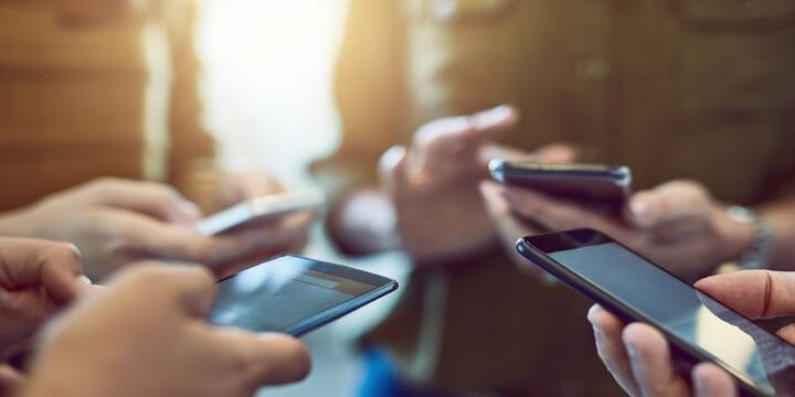 ਹਾਲਾਂਕਿ ਹਰ ਕੋਈ ਸਮਾਰਟਫੋਨ ਦਾ ਖਿਆਲ ਰੱਖਦਾ ਹੈ, ਪਰ ਫਿਰ ਵੀ ਕੁਝ ਗਲਤੀਆਂ ਅਜਿਹੀਆਂ ਹੁੰਦੀਆਂ ਹਨ ਜੋ ਸਮਾਰਟਫੋਨ ਦੀ ਵਰਤੋਂ ਕਰਨ ਵਾਲੇ ਲੋਕ ਅਕਸਰ ਕਰਦੇ ਹਨ। ਬਹੁਤ ਸਾਰੇ ਸਮਾਰਟਫੋਨ ਉਪਭੋਗਤਾ ਇਨ੍ਹਾਂ ਗਲਤੀਆਂ ਨੂੰ ਵਾਰ-ਵਾਰ ਦੁਹਰਾਉਂਦੇ ਹਨ, ਜਿਸ ਦਾ ਪ੍ਰਭਾਵ ਸਮਾਰਟਫੋਨ ਤੇ ਪੈਂਦਾ ਹੈ। ਅੱਜ ਆਓ ਇਨ੍ਹਾਂ ਗਲਤੀਆਂ ਬਾਰੇ ਗੱਲ ਕਰੀਏ ਜੋ ਕਿਸੇ ਵੀ ਸਮਾਰਟਫੋਨ ਨੂੰ ਖਰਾਬ ਕਰ ਸਕਦੀਆਂ ਹਨ।