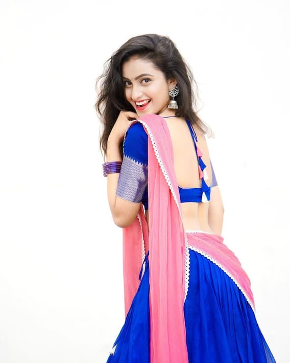 లంగా ఓణీలో... దీపికా పిల్లి