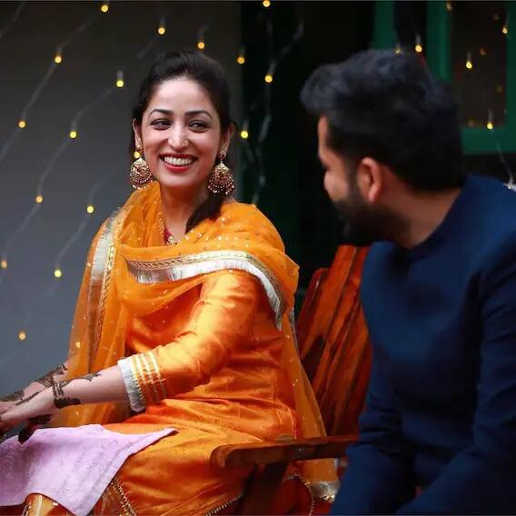 করবা চৌথ ও দীপাবলির সময়ে ছবি পোস্ট করেছেন ইয়ামি। আদিত্যর সঙ্গে তাঁর ভালবাসার ছবি তুলে ধরেছেন।