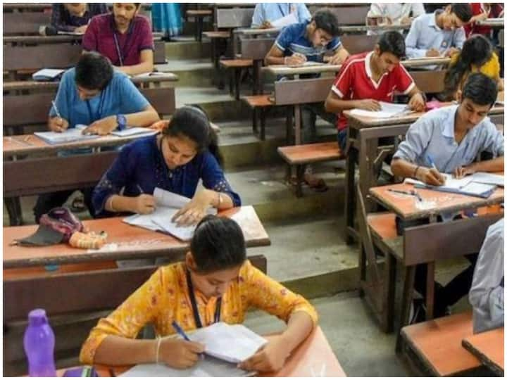 CBSE- Under which govt did 2002 Gujarat violence happen? CBSE calls question an error, question was asked in the CBSE Sociology test CBSE Board Exam: सीबीएसई ने गुजरात दंगों पर ये सवाल पूछकर खड़ा कर दिया विवाद, जानिए पूरा मामला