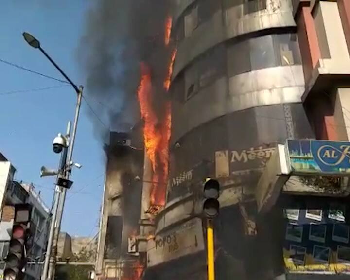 A huge fire broke out in a complex on Relief Road in Ahmedabad અમદાવાદના રિલીફ રોડ પર કોમ્પ્લેક્સમાં ભીષણ આગ, ફાયરની 15 ગાડીઓ ઘટનાસ્થળે