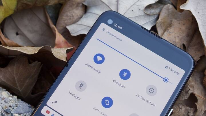 ਵਾਇਬ੍ਰੇਸ਼ਨ ਮੋਡ: ਲੋੜ ਪੈਣ 'ਤੇ ਹੀ ਵਾਇਬ੍ਰੇਸ਼ਨ ਮੋਡ ਦੀ ਵਰਤੋਂ ਕਰੋ। ਬਹੁਤ ਸਾਰੇ ਲੋਕ ਹਰ ਸਮੇਂ ਵਾਈਬ੍ਰੇਸ਼ਨ ਮੋਡ ਨੂੰ ਚਾਲੂ ਰੱਖਦੇ ਹਨ। ਅਜਿਹਾ ਕਰਨ ਨਾਲ ਫ਼ੋਨ ਦੀ ਬੈਟਰੀ ਜਲਦੀ ਖ਼ਤਮ ਹੋ ਜਾਂਦੀ ਹੈ। ਬੈਟਰੀ ਦੀ ਉਮਰ ਵੀ ਘੱਟ ਜਾਂਦੀ ਹੈ।