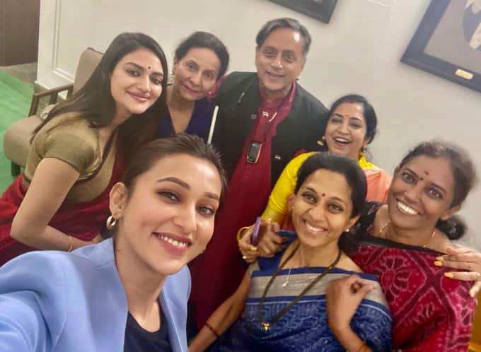 'Sorry Some People Are Offended': Tharoor After Photo with ‘Attractive’ Women MPs Receives Backlash 'Sorry Some People Are Offended': Shashi Tharoor After Being Trolled For Photo With ‘Attractive’ MPs