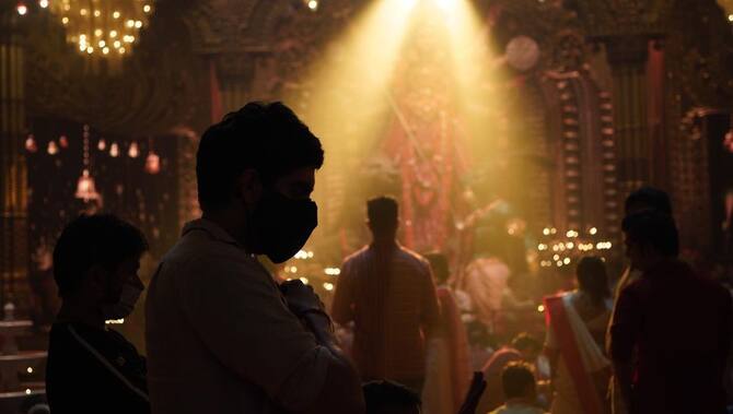 Ranbir Kapoor looks engrossed in THESE BTS pictures from the sets of an ad  shoot!