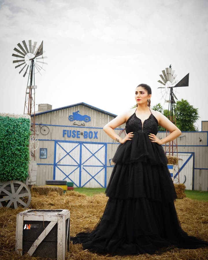 सपना चौधरी की एक झलक पाने के लिए फैंस बेताब रहते हैं. उन्होंने बिग बॉस 11 में हिस्सा लिया था, जिसके बाद से वो और भी ज्यादा पॉपुलर हो गईं.