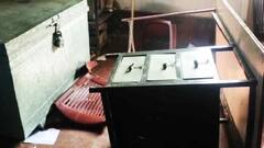 Malda: মালদায় পঞ্চায়েতের টেন্ডার ফর্ম বিক্রিকে কেন্দ্র করে হাতাহাতি, ভাঙচুর আসবাবপত্র, আহত ১| Bangla News