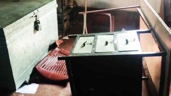 Malda: মালদায় পঞ্চায়েতের টেন্ডার ফর্ম বিক্রিকে কেন্দ্র করে হাতাহাতি, ভাঙচুর আসবাবপত্র, আহত ১| Bangla News