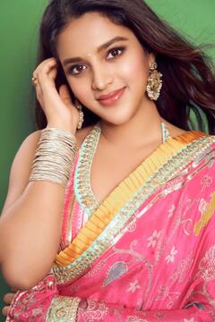 Nidhhi Agerwal pics: பிங் சாரியில் நிதி அகர்வாலின் கிளாமர் போட்டோஷூட்...!