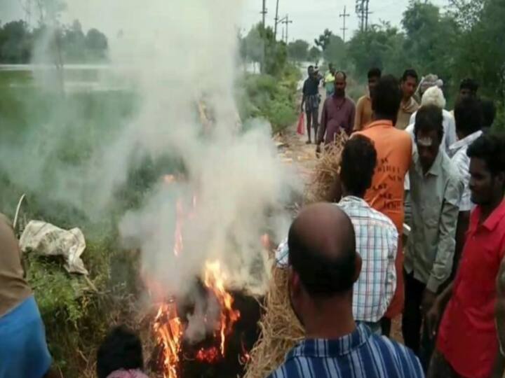 Cuddalore Tragedy of burning corpse near residence in Virudhachalam due to flood மழைநீரில்  மூழ்கிய  மயானம்.! சாலையிலேயே சடலத்தை எரித்த மக்கள்! இது கடலூர் கொடுமை!