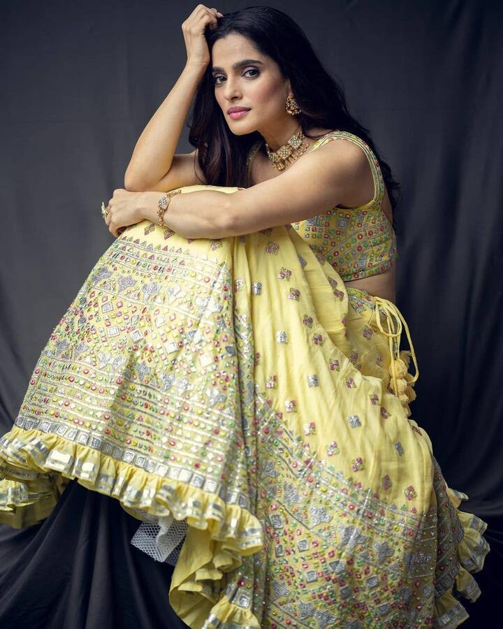 प्रियाने नुकतेच काही खास फोटो सोशल मीडियावर शेअर केलेत, ज्यात तिने पिवळ्या रंगाचा लेहेंगा पारिधान केलाय.  (photo:priyabapat/ig)