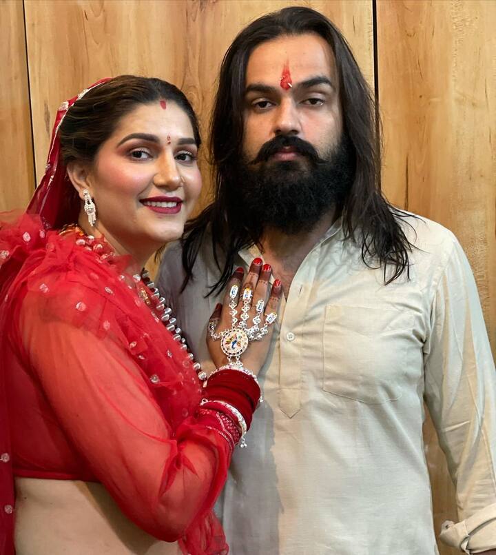 सपना चौधरी ने हरियाणवी सिंगर वीर साहू के साथ शादी की है दोनों का एक बेटा है जिसका नाम उन्होंने पोरस रखा है. सपना अक्सर अपने परिवार की फोटोज फैंस के साथ सोशल मीडिया पर शेयर करती रहती हैं.