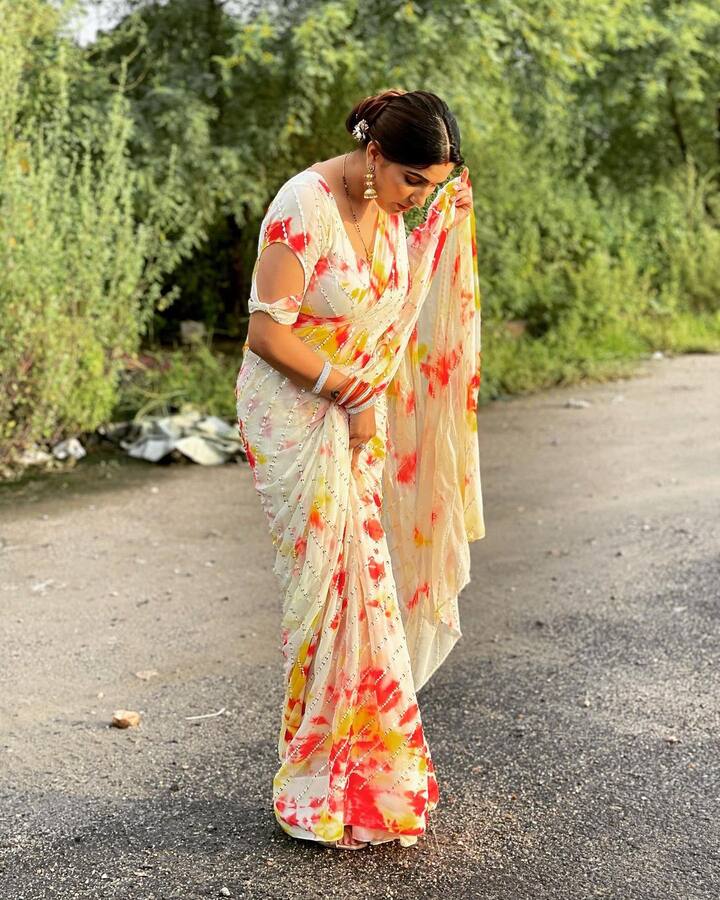 हरियाणा, उत्तर प्रदेश में सपना चौधरी बहुत लोकप्रिय हैं. खबरों के मुताबिक सपना चौधरी एक डांस शो में परफॉर्मेंस देने के लिए 25-50 लाख रुपए तक चार्ज करती हैं.