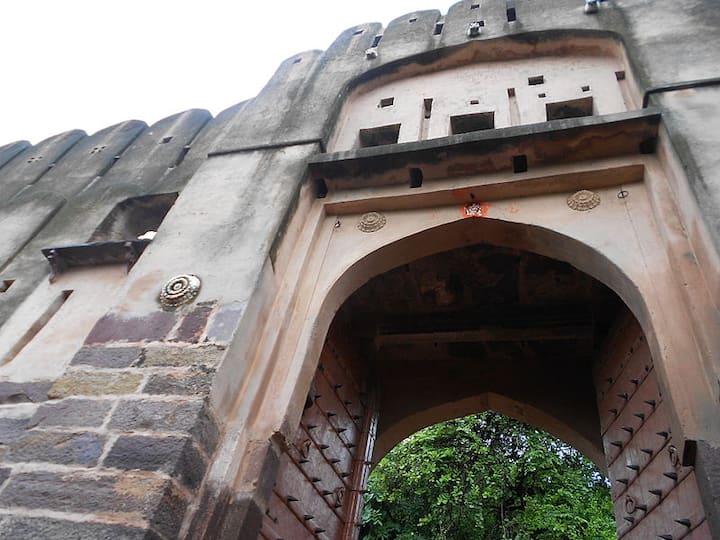 आपको बता दें कि साल 2013 में विश्व धरोहर समिति के 37 वें सत्र में राजस्थान के 5 किलों के साथ रणथंभौर किले को राजस्थान के पहाड़ी किले समूह के तहत यूनेस्को की विश्व धरोहर स्थल घोषित कर दिया था.