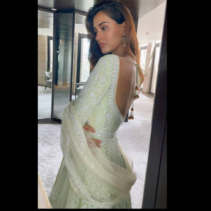 सध्या दिशाचा एक व्हिडीओ प्रचंड व्हायरल होत आहे. काही दिवसांपूर्वी सुपरस्टार सलमान खान (Salman Khan) आणि आयुष शर्मा (Aayush Sharma) यांच्या 'अंतिम' या चित्रपटाचे  स्पेशल स्क्रीनिंग मुंबईमध्ये आयोजित करण्यात आले होते. त्यावेळी या स्क्रीनिंगला अनेक कलाकारांनी हजेरी लावली होती. दिशा देखील या स्क्रीनिंगला आली.  यावेळी अनेकांचे लक्ष दिशाच्या नाकाकडे गेलं. (photo: dishapatani/ig)