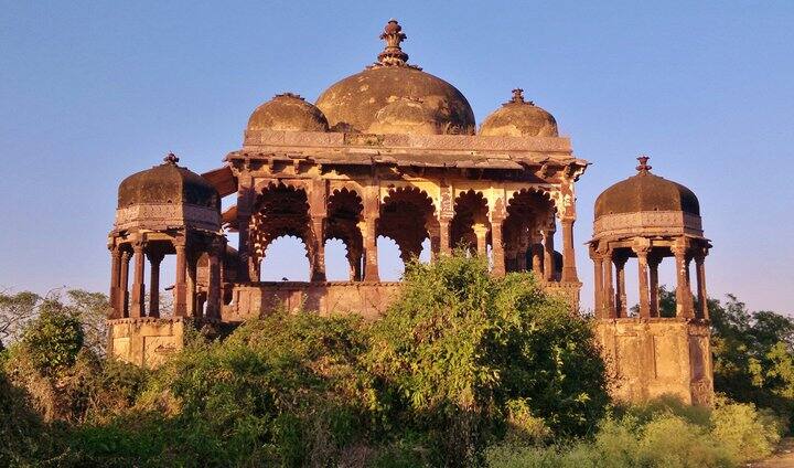 बताया जाता है कि किले का नाम पहले रणस्तंभ या रणस्तंभपुरा था. यहे 12वीं शताब्दी में चौहान वंश के पृथ्वीराज प्रथम के शासनकाल के दौरान जैन धर्म से जुड़ा था. 12वीं शताब्दी में रहने वाले सिद्धसेनसुरी ने इस स्थान को पवित्र जैन तीर्थों की सूची में शामिल किया है. वहीं मुगल काल में किले में मल्लीनाथ का एक मंदिर बनवाया गया था.