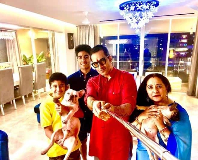 सीरियल में वनराज नाम के शख्स की भूमिका निभाने वाले सुधांशु पांडे की रियल लाइफ पत्नी का नाम मोना पांडे है. दोनों ने लव मैरिज की है. दोनों के दो बच्चे हैं.