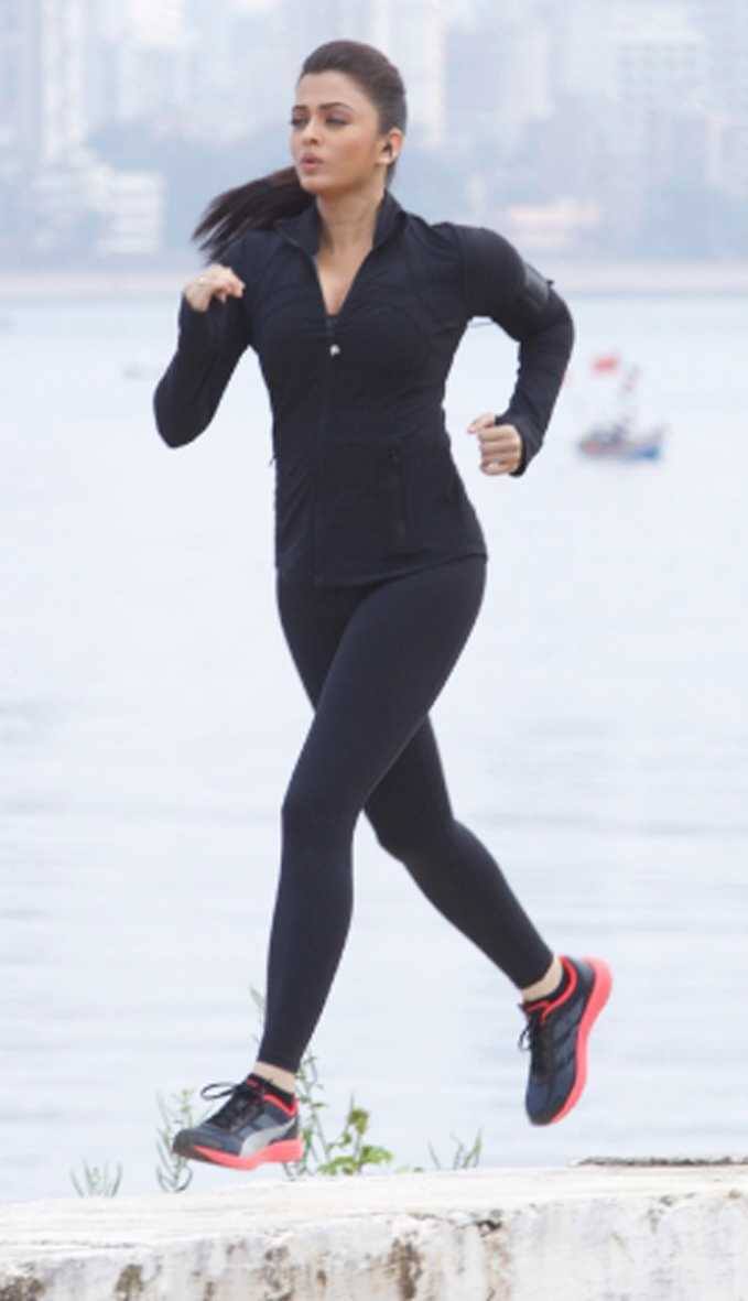 बता दें कि बी टाउन में मलाइका और करीना सबसे ज्यादा जिम, योगा और पिलाटे क्लास आते जाते स्पॉट की जाती है. वहीं दूसरी और ऐश्वर्या फिटनेस के मामले में इन दोनों ही हीरोइनों को कड़ी टक्कर देती हैं.