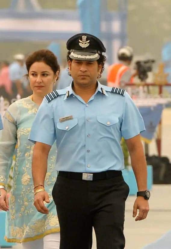 सचिन तेंडुलकर हवाई दलाशी संबंधित आहे. 2010 मध्ये त्याची भारतीय हवाई दलाने ग्रुप कॅप्टन म्हणून नियुक्ती केली होती.