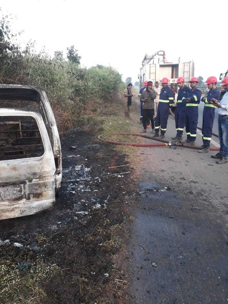 Bastar News: नेशनल हाइवे पर चलती वाहन में लगी आग, ड्राइवर ने कूदकर बचाई अपनी जान