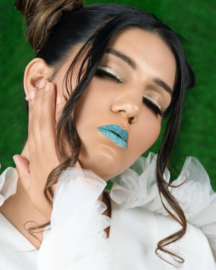 सपना चौधरी पहले वैसे हरियाणा में बहुत ज्यादा पॉपुलर थीं. लेकिन जबसे सलमान खान के शो बिग बॉस में हिस्सा लिया उसके बाद से उनकी  पॉपुलैरिटी बढ़ती चली गई.