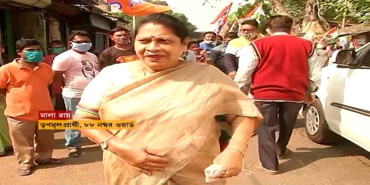 Kolkata Municipal Election 2021 Mala Roy is fighting election battle to become six time Councilor Mala Roy Campaign : ঘাসফুল, ঘড়ি কিংবা হাত, প্রতীক বদলালেও আটকায়নি জয়, ষষ্ঠবার পুরভোটের ময়দানে জোর প্রচারে মালা রায়