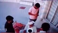 અમદાવાદ:વૃદ્ધ દંપતીને ઢસડવાનો મામલો, બે મહિલા સહીત 6 પોલીસકર્મી સસ્પેન્ડ,જુઓ ગુજરાતી ન્યુઝ