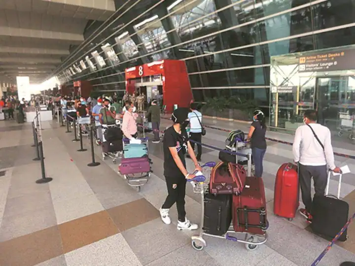 DGCA Guidelines dgca issued revised guidelines for international flights coming to india DGCA Guidelines : परदेशातून येणाऱ्या प्रवाशांसाठी DGCA च्या नव्या गाईडलाईन्स; 14 दिवसांचं सेल्फ डिक्लेरेशन अनिवार्य