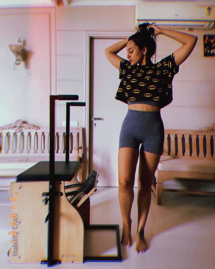 बॉलीवुड की दंबग हीरोइन सोनाक्षी सिन्हा भी जॉन अब्राहम के साथ फिल्म फोर्स-2 और अकीरा में स्टंट सीन दे चुकी हैं. जॉन तो उन्हें बेस्ट एक्शन हीरोइन तक कह चुके हैं.