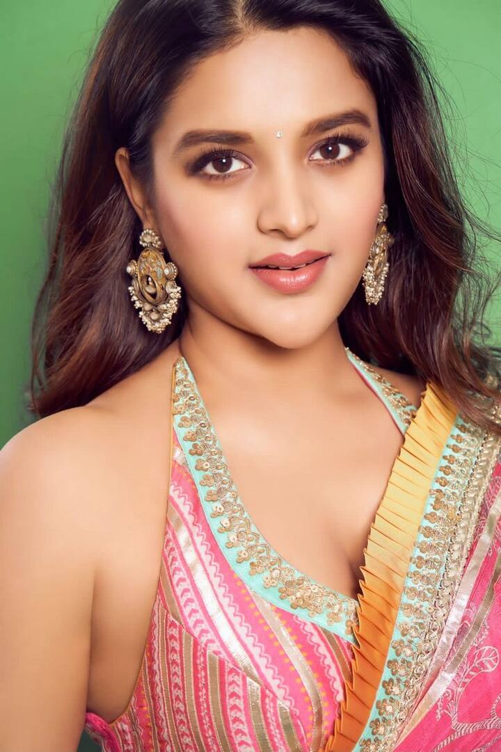 ఇక ఈ బ్యూటీ సోషల్ మీడియాలో చాలా యాక్టివ్ గా ఉంటుంది. (Courtesy : Instagram)