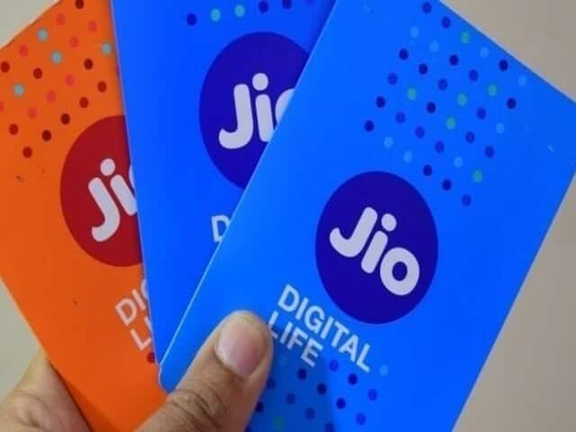 জিওফোনের ৭৫ টাকার প্রিপেইড প্ল্যানটির ২৪ টাকা বাড়িয়ে এখন ৯৯ টাকা করা হল। জিও-র ১২৯ টাকার আনলিমিটেড প্রিপেড প্ল্যানটির দাম হচ্ছে ১৫৫ টাকা।