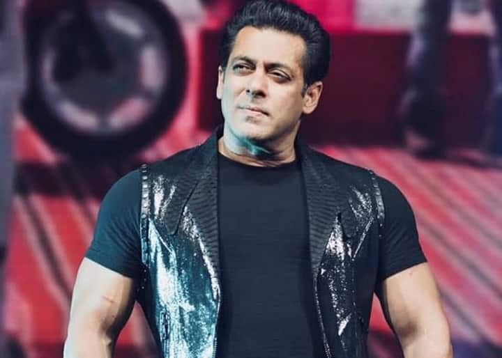 salman khan request fans to not pour milk on his Film antim poster 'लोकांना इथे पाणी मिळत नाही आणि तुम्ही...'; फॅन्सच्या व्हिडीओवर सलमानची रिअ‍ॅक्शन