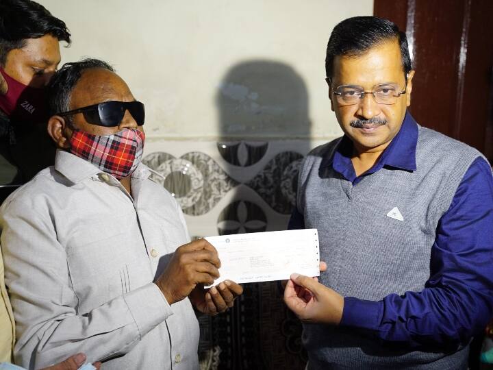 CM Arvind Kejriwal met Corona Warrior's family handed over check of Rs 1 crore दिल्ली की कोरोना वॉरियर के परिवार से मिले सीएम केजरीवाल, सौंपा 1 करोड़ रुपये का चेक