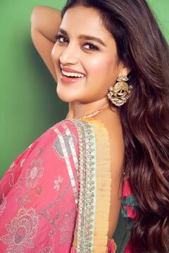 Nidhhi Agerwal pics: பிங் சாரியில் நிதி அகர்வாலின் கிளாமர் போட்டோஷூட்...!