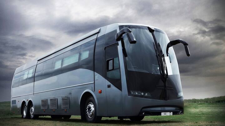 शाहरुख खान ने ये वैनिटी वैन 4 करोड़ रुपए में खरीदी थी. बाद में शाहरुख ने इसे मशहूर कार डिजाइनर दिलीप छाबड़िया से कस्टमाइज करवाया था. 