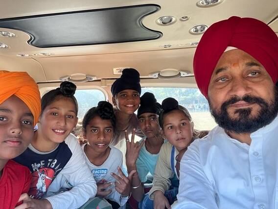 Punjab News: चरणजीत सिंह चन्नी ने बच्चों को करवाई हेलीकॉप्टर में सैर, कहा- मैं भी देखता था उड़ने का सपना Punjab News: चरणजीत सिंह चन्नी ने बच्चों को करवाई हेलीकॉप्टर में सैर, कहा- मैं भी देखता था उड़ने का सपना