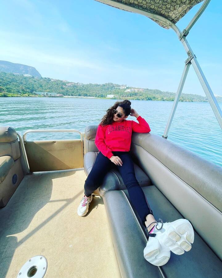 इंस्टाग्राम पर सपना चौधरी के 4.2 मिलियन फॉलोवर्स हैं जो उन्हें बेहद पसंद करते हैं. ऐसे में सपना अपनी दिलकश अदाओं से फैंस को दीवाना बनाना कभी नहीं भूलती हैं.