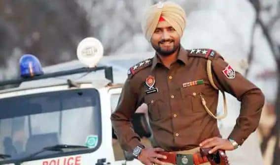 टीम इंडियातून निवृत्त झालेला हरभजन सिंह पंजाब पोलिसांशी संबंधित आहे. तो पंजाब पोलिसात डीएसपी पदावर कार्यरत होता.