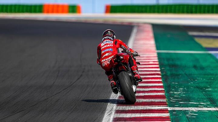2022 Ducati Panigale V4 को लुब्रिकेशन सर्किट और नए ऑयल पंप के साथ अपडेट किया है, जो पॉवर एबजॉर्बप्शन को कम करता है.