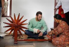 Salman Khan Photos: गांधी आश्रम में चरखा चलाते दिखे Salman Khan, देखें दिलचस्प तस्वीरें