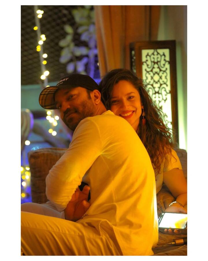 हल्दी की सेरेमनी की थीम पीले रंग में रखी गई हैं. होने वाले दूल्हा-दुल्हन समेत इस फंक्शन में आने वाले सभी मेहमान पीले अटायर में ही नजर आएंगे.