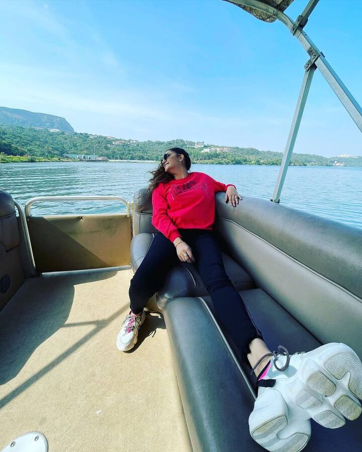 सपना चौधरी ने अपनी इन तस्वीरों को कुछ घंटे पहले ही इंस्टाग्राम पर शेयर की है. इतनी देर में ही 57 हजार से भी ज्यादा लाइक्स मिल चुके हैं. इसी से अंदाजा लगा सकते हैं कि फैंस इनकी तस्वीरों को कितना पसंद कर रहे हैं.