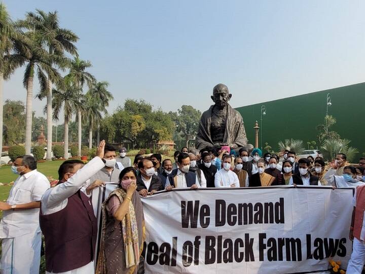 Winter session: Sonia, Rahul Gandhi participate in Cong's protest demanding repeal of farm laws Congress Protest: સંસદ પરિસરમાં વિપક્ષનું વિરોધપ્રદર્શન, ખેડૂતોના મુદ્દે સોનિયા-રાહુલે ખોલ્યો મોરચો