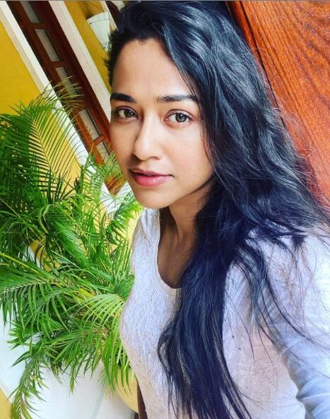 টলিউডে দীর্ঘদিন চুটিয়ে অভিনয় করে ফেলেছেন সোহিনী সরকার। যদিও বাংলা ছবির জগতে তাঁর কেরিয়ার শুরু হয়েছিল 'রূপকথা নয়' ছবি দিয়ে।