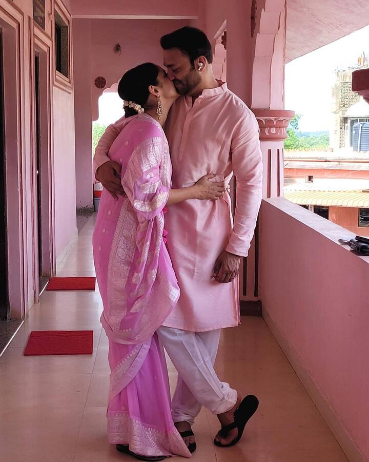 अंकिता और विक्की जैन की शादी पूरे रीति रिवाजों के साथ होगी. जिसके लिए खास तैयारियां की गईं हैं. मेहंदी के लिए ब्राइट पॉप और वाइब्रेंट अटायर की थीम रखी गई है.