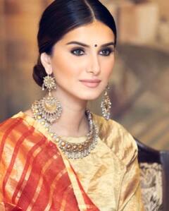 Tara Sutaria Photos: इंटरनेट पर छाया Tara Sutaria का ट्रेडिशनल लुक, माथे पर बिंदी और गोल्डन सूट में लगीं अप्सरा सी खूबसूरत