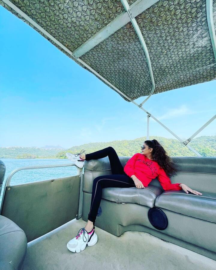 सपना चौधरी की इन तस्वीरों को देख ऐसा लग रहा है जैसे वो वेकेशन पर हैं. तस्वीरों को शेयर करते हुए सपना ने ये नहीं बताया है कि वेकेशन के लिए कहां गई हैं.