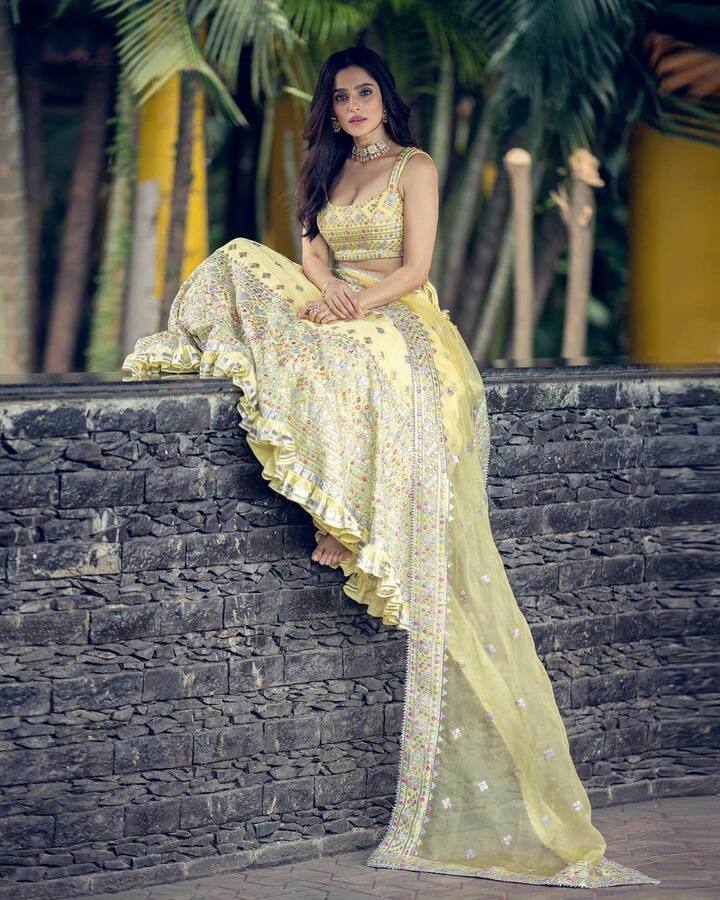 या खास फोटोना तिने 'वेडिंग रेडी' असं कॅप्शन दिलं आहे  (photo:priyabapat/ig)