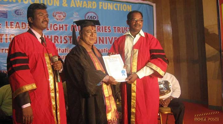 சிவசங்கரின் நடன சேவையை பாராட்டும் விதமாக அவருக்கு முனைவர் பட்டம் வழங்கியபோது